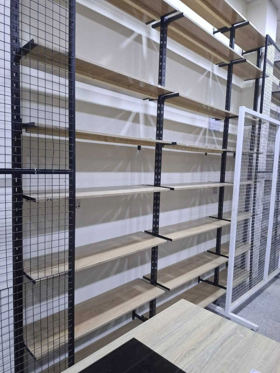 السلام عليكم ورحمة الله رفوف للبيع ٢٤ متر ×٨  تقريبا ١٩٠ رف عمق ٣٠ حسب ما موضح بالصورة مال محل ٥٠ متر مستعملات  ٥ أشهر جديدات بعدهن سعر مليونين قفل للاستفسار *********** واتس اب الموقع بغداد الدورة
