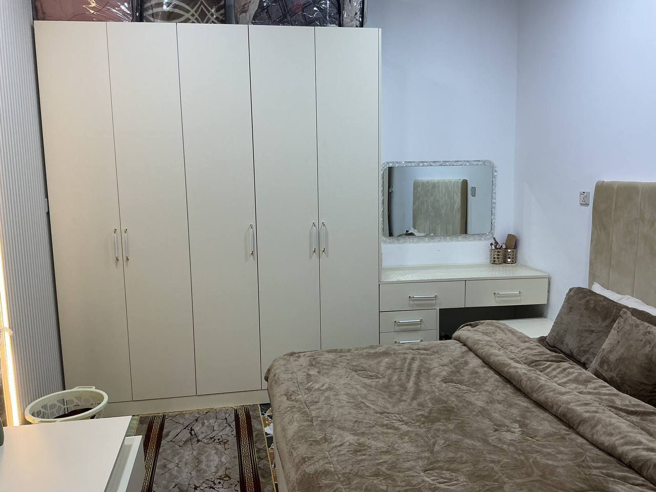 السلام عليكم غرفه تركي اللون اوفوايت التصميم حسب الطلب ترهم لغرفه ٢٠ م درجة اولى مو جاهز مكونه من ٧ قطع والزاويه دوار بداخلها تعلاكه للبيع السعر ٧٠٠ وبيها مجال استخدام اقل السنة 
*********** النجف حي المكرمة
