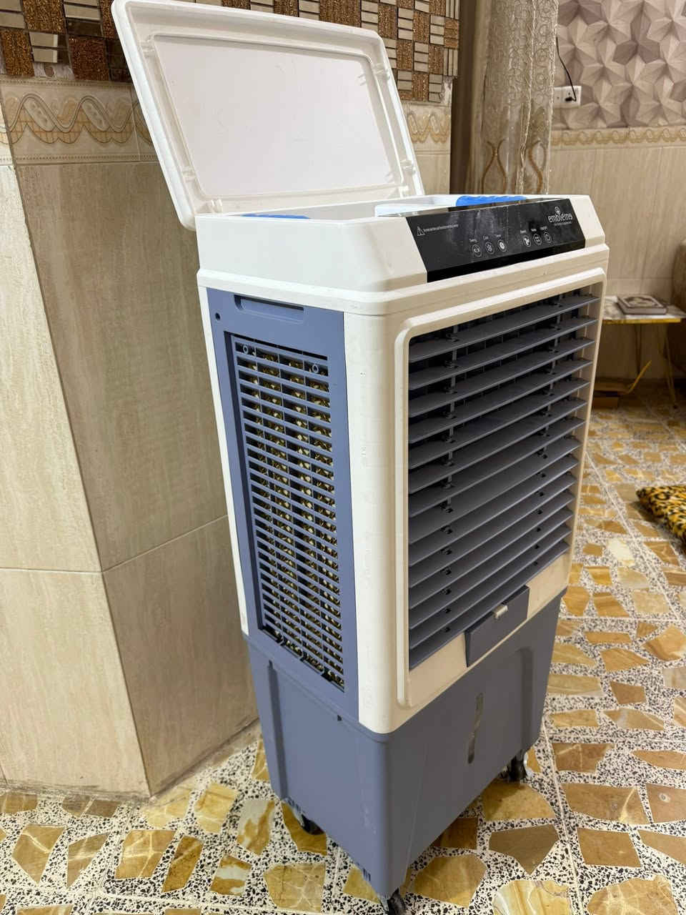 المبردة مستخدمة استخدام قليل
▫️ حلفات سللوز مانعة للرطوبة ومنقية للهواء ✅

 ▫️تصميم حديث وامن هيكل خارجي من البلاستيك القوي

▫️تعمل علي الشحن والكهرباء

▫️شاشه الكترونية للتشغيل  والايقاف و التحكم بالسرعة . الموقت ، و تحريك المراوح 

▫️12 مستوى للسرعة مع 12 مستوى للمؤقت

▫️بطاريه تدوم من 3 الى 10 ساعات حسب السرعة

▫️اربع اكياس من البلاستيك القوي للتبريد

▫️أربع عجلات للتحريك الجهاز بسهولة من المعدن المقاوم للصدا 

▫️بطارية :  ليثيوم 

▫️ابعاد : ارتفاع 110 / عرض  50 سم 

للحجز والأستفسار مراسلتنا 📩 📨 

***********⁨

 العنوان / الفلوجة - حي المعلمين الثانية

السعر 170 الف
