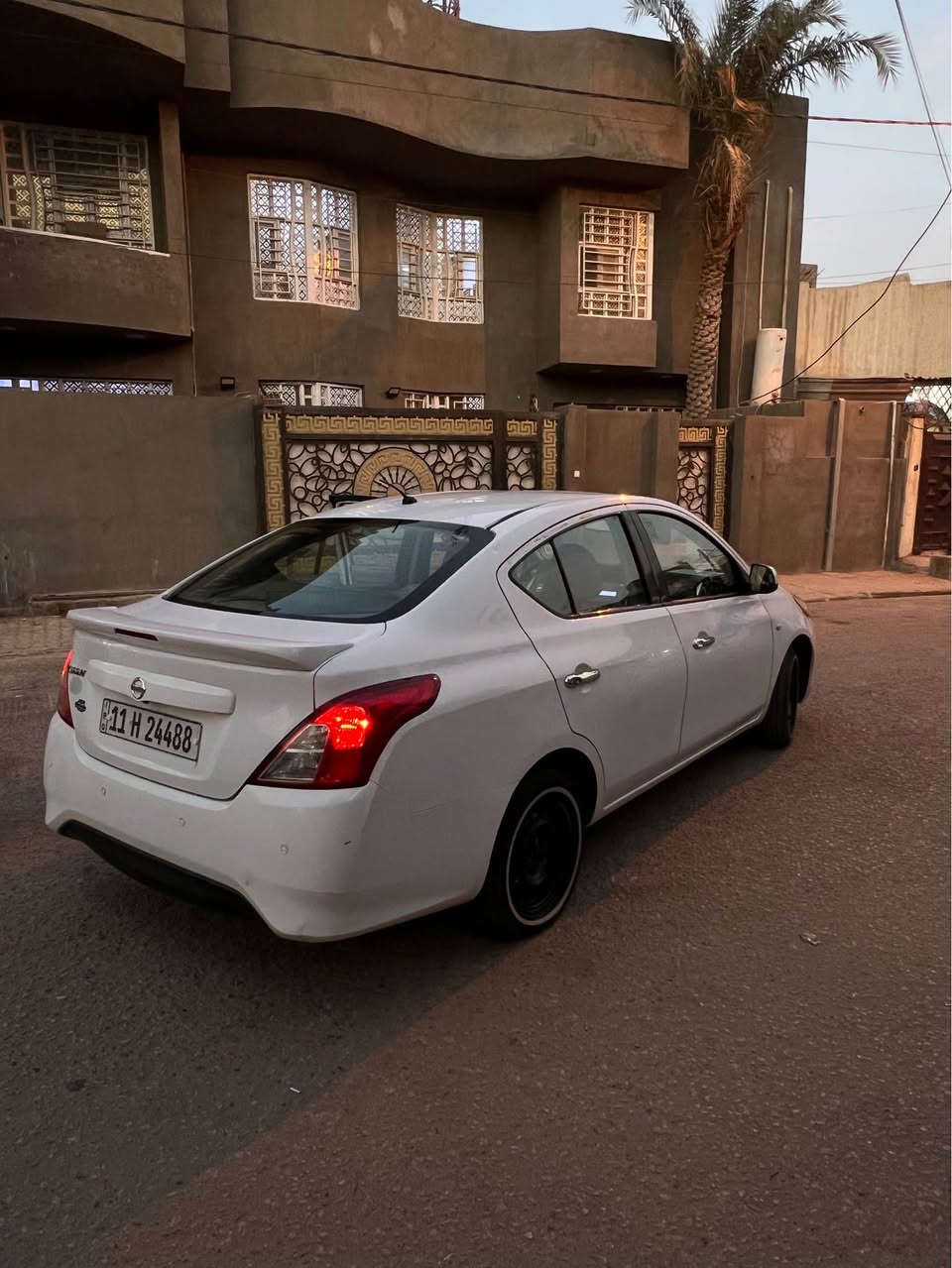 السلام عليكم
صني 2018 رقم بغداد انكليزي مميز
سنوية لل 2028 
بأسمي السيارة 
بيها فقط باب السايق رش فقط وسونار موجود
السيارة جاهزة على اخر حبة مابيها نقوصات
السعر 99.5 يعني تسعة وتسعين ونص وبي مجال بسيط حگ الجية
للأستفسار *********** النجف, العراق
