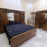 غرفة حطاطة مكان رمادي بعد بيها ميز احذية وميز زاوية مراية عالي... السع...