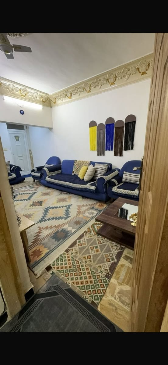 بيت 120 متر طابقين
الطابق الارضي 3 حمامات +صالة+مطبخ+غرفة نوم +حوش
الطابق الثاني 4 غرف +سطح 
العنوان بغداد الكرخ حي الاعلام شارع البدالة قرب مدرسة العلم 
هاتف ☎️ ***********
