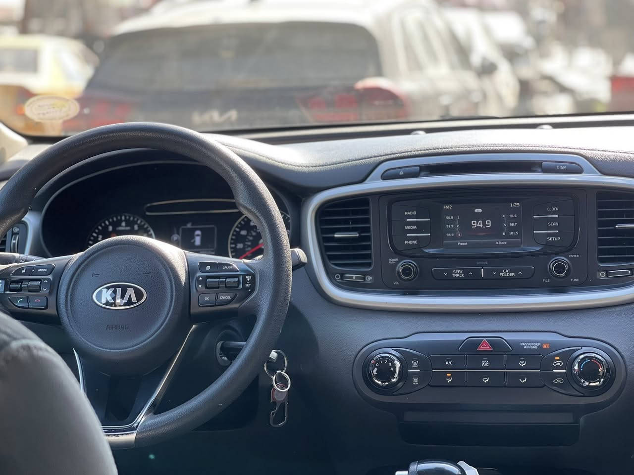 السعر ١٦٠ وبيها  السلام عليكم سورنتو ٤سلندر امريكي نص فول السياره مال بيت بوند وجاملغ صبغ بدون دواخل شرط ٤راكب رقم اربيل شرط الوكاله والتحويل تبريد تدفيه شغالين  طخم تايرات جداد مكاني حي سومر رقم الهاتف ***********الشراي يتصل ويدلل 🦅
