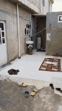 السلام عليكم بيت للبيع 110 متر الواقع الحالي 120 متر قاط واحد يحتوي على غرفه استقبال ومطبخ حولي وصحيات كامله القاط الثاني بيت بيتونه سعر على الواتساب ***********
