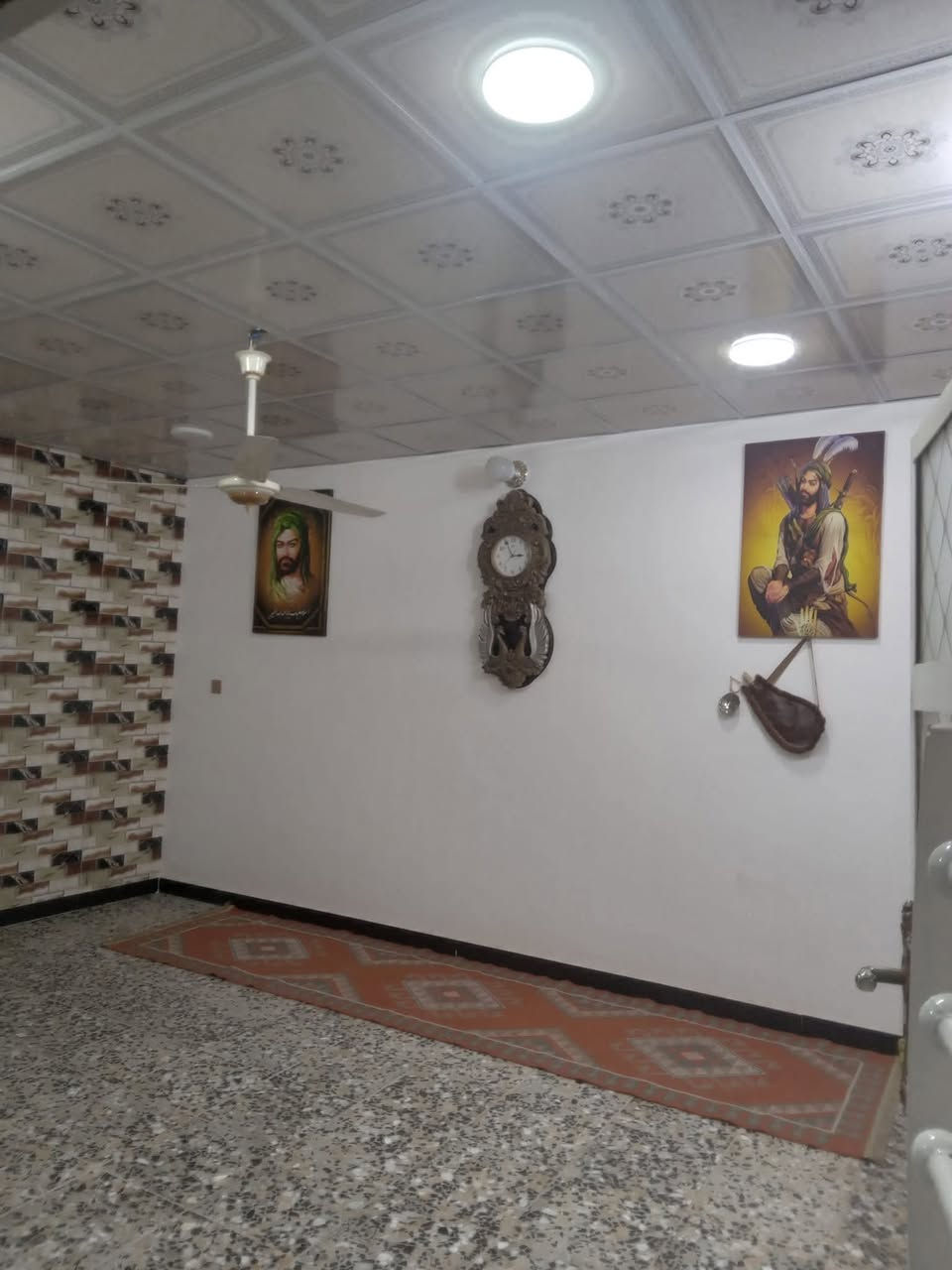 للاستفسار راسل الصفحة او وتساب *********** السلام عليكم* بيت ب الشعلة دور السكك تجاوز ماعليه اي ازاله او شي البيت يحتوي على 2 غرف واستقبال منفصل مسقف ثانوي وصيات داخلي وخارجي مساحة البيت 150 والطارمة عملاقة مثل م موضح وتكفي سيارتين (البيت كاشي جديد وصحيات جديده)
