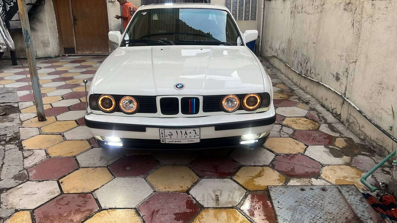 السلام عليكم موديل 92 محرك مسكر 525 السياره على ايدي كلها غرفة كامله شادلها دشبول تنته بطاين تكم ارضيه كشنات كله جديد وتاير اصلي ويل اصلي شاشه كامره 
صدر امامي خلفي جديد سنتر لوك دعاميات m منظومه التبريد كامله نقص الفريز فقط مكاني بغداد *********** بيع او مراوس
