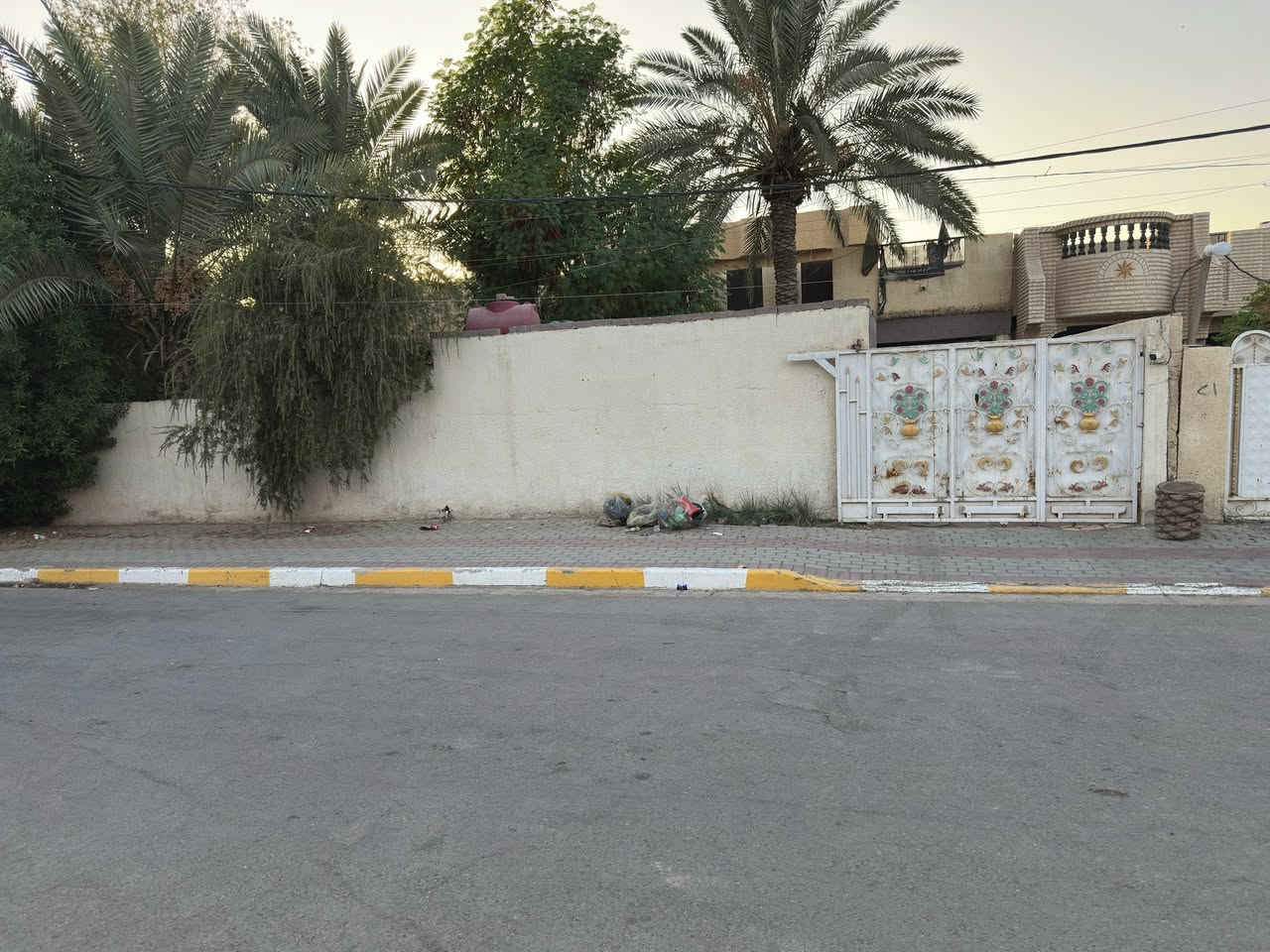 السلام عليكم للبيع بيت 600 متر طابو صرف في الحي لعسكري نزلت حكمت للاستفسار اكثر اتصل ***********
