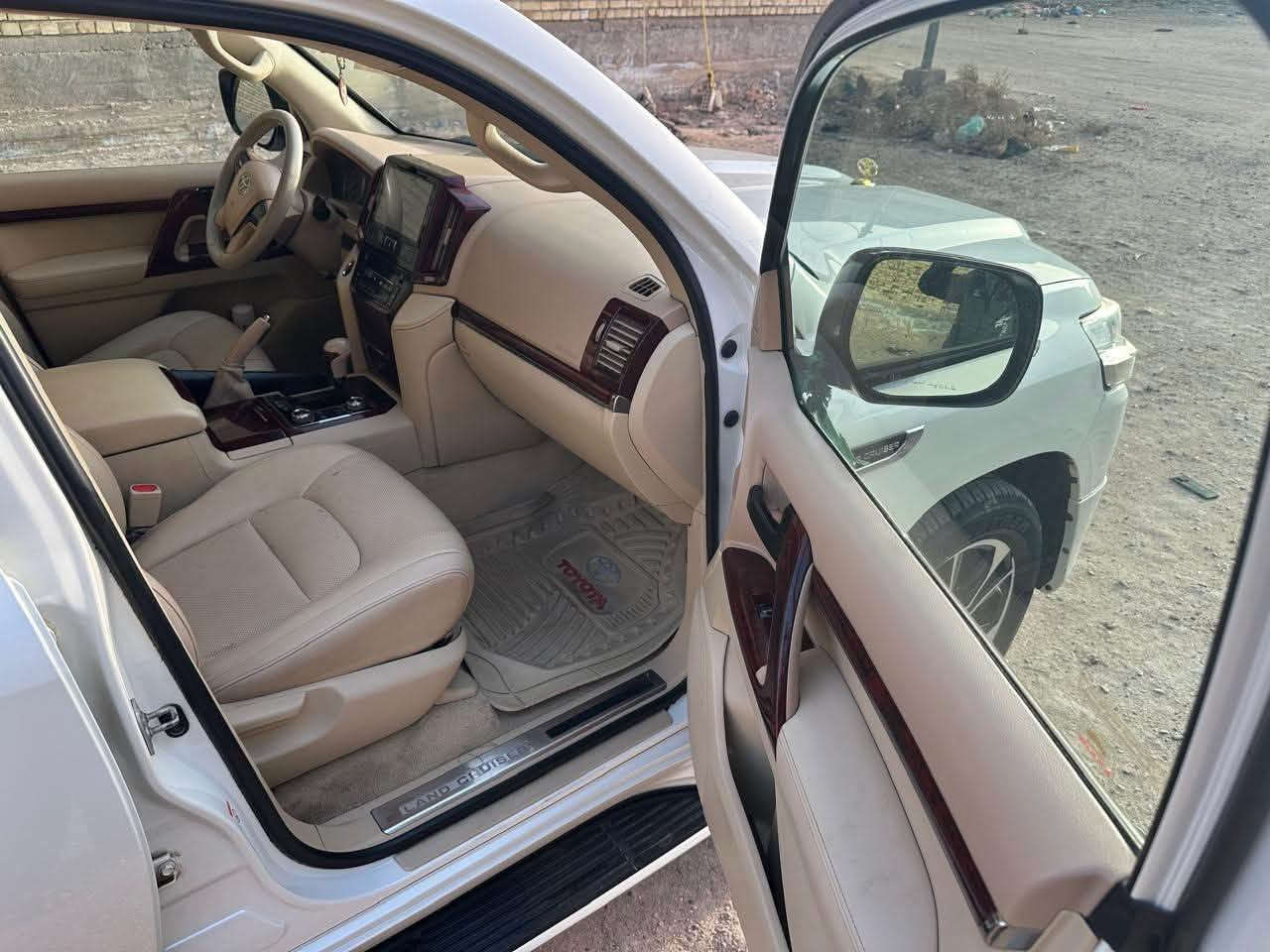 toyota land crusir_2017_  وايت ديشن

اللَّهُمَّ صَلِّ عَلَى مُحَمَّدٍ وَعَلَى آل مُحَمَّدٍ

🔷 ملاحظه سياره ماشاالله زيرو
🔷لاند كروزر (٢٠١٧) وايت ديشن (ساز)
🔷سياره حتا سبير ما نزل 
🔷سياره (وايت ديشن درجه اولا )

🔷تويتا لاندكروز موديل (٢٠١٧) وايت ديشن
🔷سياره مواصفات (GXR)وايت ديشن اصلي
🔷 (8)سلندر __ حجم محرك (٤٦٠٠)     
🔷سياره مكفول كفاله عامه _ بدون صبغ
بدون بارد بدون مفتوح حيل نظيف جديد

🔷سياره گير محرك بشرت مامفتوح كل بشرت

🔷4 اطارات و ويل جديد شريكه شرط
🔷سياره داخل بيجي كوشنات جلد
🔷كامل غه راض مال شريكه موجود حتا عرضيا مامفتوح لوك لوك 

🔷مواصفات سياره 
(بصمه .. الانزلاق .. كشن جلد  .. ثلاجه ..  زينون .. هواء مزدوج .. نيظام ايكو ..
حساسيه الديك الموخره مرايات .. فتحه ..
تشغيل عن بعد ..  باب بصمه )

🔷سنويه هزه كل جديد مباشر حول
سنويه حتى 2031 جديد مباشر حول

🔷• نظافه ١٠٠٪ كامل سيرڤس بدون نقص 
🔷رقم  ***********

