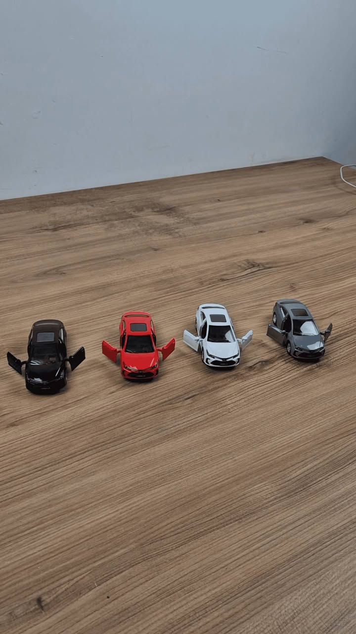 وتوفرررررر من جديد يابه 
سيارة تويوتا كورولا مجسّمة معدنية مع إضاءة وصوت 

الاستخدامات

لعبة ترفيهية للأطفال ومحبي السيارات.

قطعة عرض لهواة جمع المجسمات المعدنية.

هدية مناسبة للأطفال أو عشّاق سيارات تويوتا.

ديكور أنيق للمكتب أو غرفة الأطفال.

المميزات

هيكل مصنوع من المعدن مع تفاصيل دقيقة تعكس تصميم تويوتا كورولا الحقيقي.

مزودة بـ إضاءة أمامية تعطي إحساسًا واقعيًا أثناء التشغيل.

صوت محرك سيارة عند الضغط أو التفاعل مع السيارة.

أبواب قابلة للفتح.

عجلات متحركة بسلاسة لسهولة اللعب.

تصميم متين يتحمّل الاستخدام اليومي.

الأبعاد:

- الطول: 12.5 سم

- العرض: 5 سم

- الارتفاع: 4.5 سم

محتويات الصندوق

سيارة كورولا مجسّمة معدنية واحدة.

بطاريات تشغيل مدمجة (إن وجدت داخل المنتج).

الملاحظات

الألوان قد تختلف حسب الدفعة (أبيض، أحمر، رمادي، أسود).

المنتج مناسب للأطفال بعمر 3 سنوات فما فوق.

يُنصح بعدم تعريض السيارة للماء للحفاظ على الإضاءة والصوت.

التواصل مع الرقم *********** .
