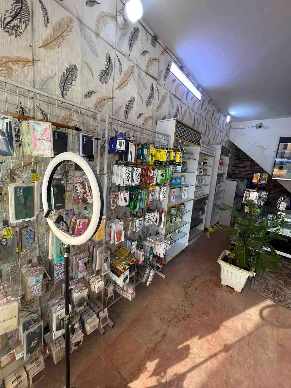 السلام عليكم
محل مبايلات للبيع  كامل اغراض الصيانه كامله الاجهزه الي موجوده بي ٣ فقط الايبادات بي ثنين فقط ويحتاجلهن صيانه  الي معروضات صيانه يحتاجلهن والباقي بلمحل كله جاهز  من لصقات الى كيبلات وشاحنات وسماعات وكفرات متكامل بلاضافه يوجد اكثر من ٢٠٠٠ الفين كفر عازلهم ضامهم  السعر ٦ مليون وبي مجال بسيط 
***********
