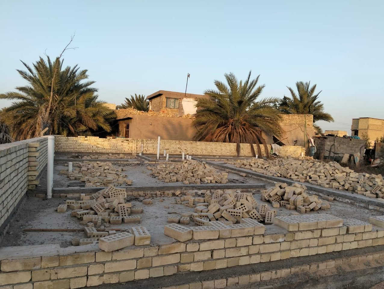 السلام عليكم ورحمة الله وبركاته أرض بمساحة ١٢٥٠ متر مربع نصف دونم واجهة ٢٥ نزال ٥٠ تحتوي على رفت بمساحة ٣٠٠ متر وتصعيد للبناء ارتفاع متر وتحتوي على ٣ دبلات طابوق العنوان: الدسيم حسينية شيخ وهاب قرب مضيف حجي هاشم المياحي للاستفسار الاتصال على الرقم الآتي:***********(أبو محمد)
الاتصال على رقم الهاتف لمعرفة سعر الأرض وشكرا.
