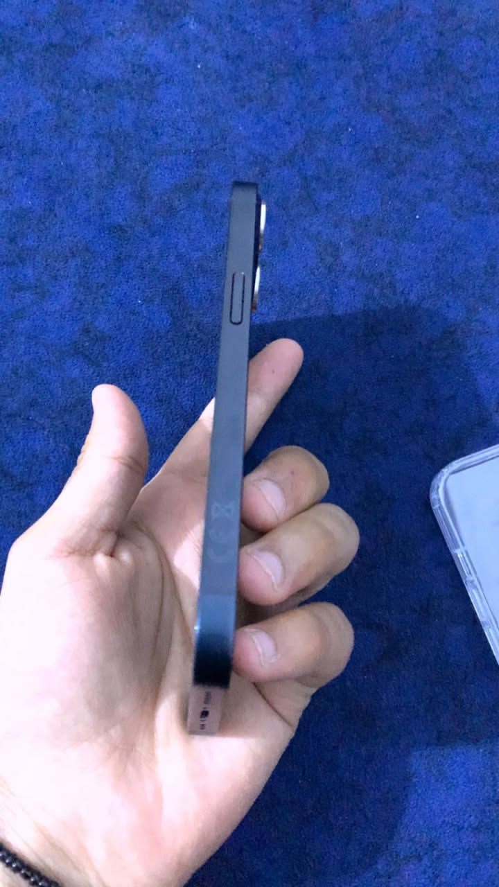 سلام عليكم ايفون 13عادي للبيع ماستر عربي شرق اوسط بطاريه87 نضافه 100% ملحقاته كامله بعده بلضمان سعر 500 مكان بغداد الزعفرانيه هاتف ***********
