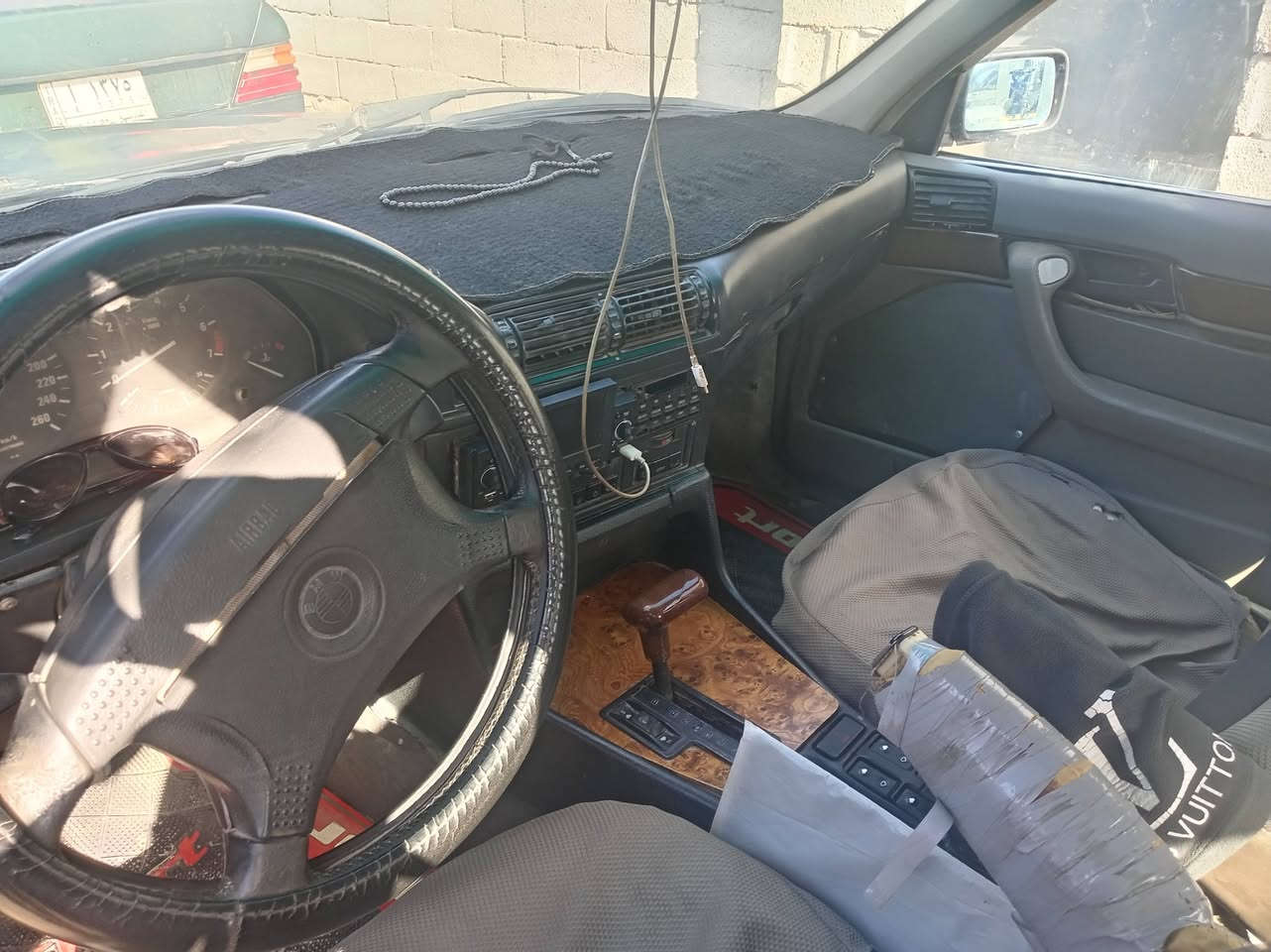 سيارة بي ام للبيع
محور مكينه ففيتي ٣٠٠٠بطل اسود 
رقم انكليزي باسمي تنتهي 2029
 السعر 35 ورقة
عنوان الديوانية 
***********
