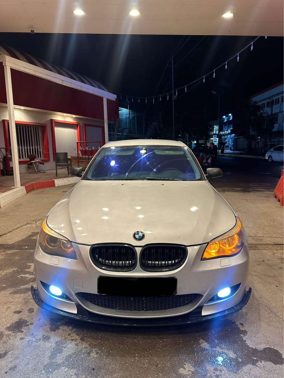 ‏Bmw E60 530i
بی ئێم چاوەبرۆ  ٥٣٠ مۆدیل٢٠٠٤
تێبین سیارەکە سوکان بلاد خۆمان 
مەنەفێست غرامە  بەشەرتە ٢٠٢٢داخیل بوە 
مواسەفاتی  کوشین جلدو کوشین هیتەر  کامل کراوە بە M5
دەبل گێڕە  چوار تایەی ویلی لۆک بۆ بەستراوە 
سەیارەکە مەکینە ٥٣٠ سەقەرە مرغوب  سیارەکەزۆر  خاوێن و جوانە 
سبوغ سەقف و حیزام بەشەرت پێش پشتی کەپسە گێر مەکینە بەشەرت 
ژ.م ***********
*********** واتساب أربيل, العراق
