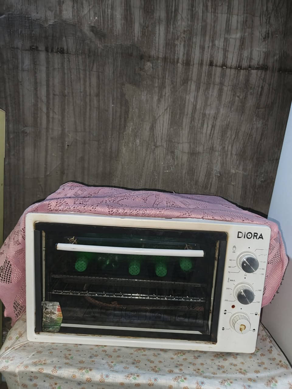 تخت ابو النفر بي حويتين جديد مخضو قبل أسبوع . 
السعر 50 الف 
آسيا ***********
اوفن 20 الف شغال 
بوفيه 35 الف 
المكينه خياطه اصليه 50 الف
