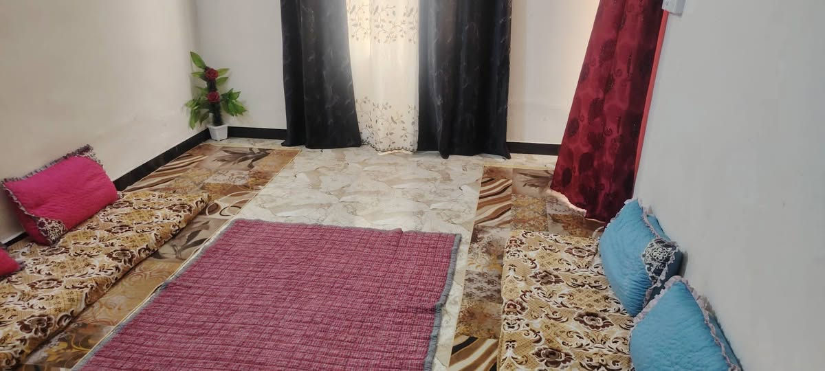 السلام عليكم الدار للبيع
مساحه 115 طابو زراعي سند 25
يحتوي على غرفه نوم وكلدور ومطبخ واستقبال وترك حمام داخلي ومجمع صحيات خارجي 
السعر  خاص 
العنوان حله سيف سعد 
***********👍
