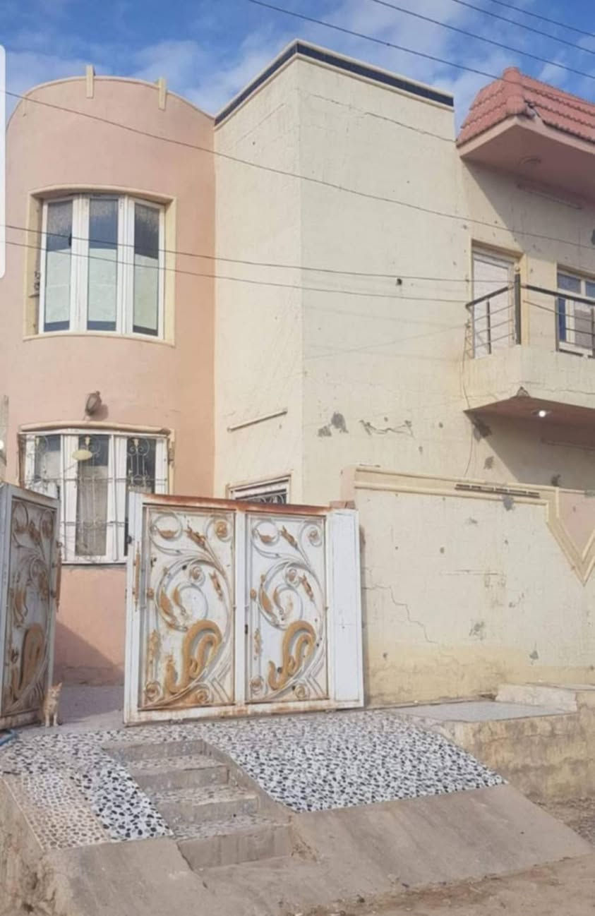بيت في الديوم المربع الثاني  خلف المستوصف 
للا يجار  بيت 
طابق ونص. 
غرفتين  جوه  مع صحيات مشتركه  ومطبخ 
وغرفه واحده طابق تاني  
سعر ٢٠٠ الف قفل . 
اتصل 
***********
