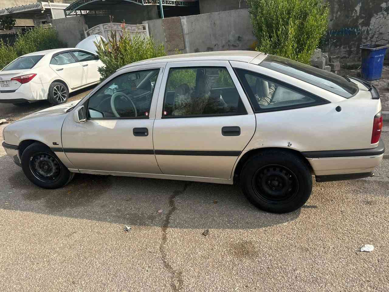 سلام عليكم 
اوبل فيكترا موديل 1992 سنوية ساقطة صارلها سنة ونص 
شرط التحويل و الغرامات 
بيها دفتر بنزين 
سيارة حلوة و نظيفة
سعر 45 و بيها مجال
اتصال ***********
