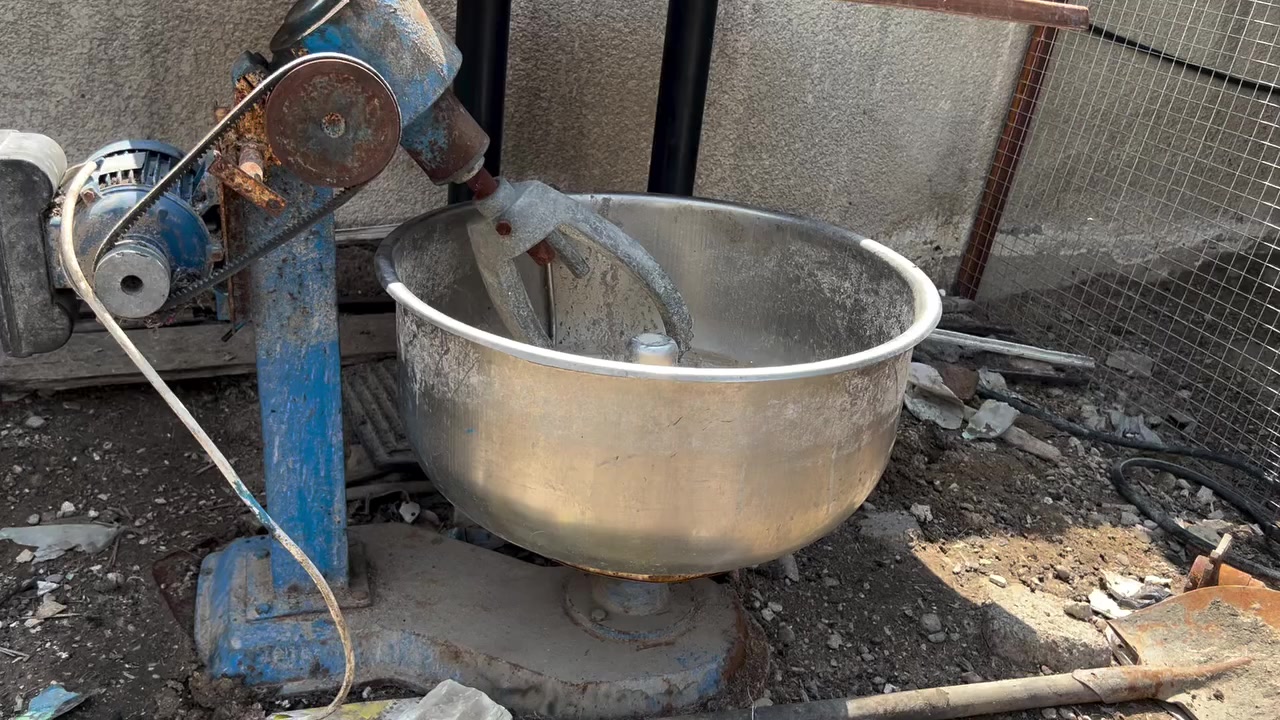 غراض مطعم للبيع شوايه مزدوجه نضيفه السعر ٦٠٠ وبيه مجال ماطور ساحبه كبيره مكينه معجانه ايضا ابواب بيبي سي الضهر امرايه سعر الباب ١٥٠ عدد الابواب ٧ مختلف الاحجام ماطور ونج مستعمل شغال السعر ٣٠٠ للتواصل *********** مكاني بغداد
