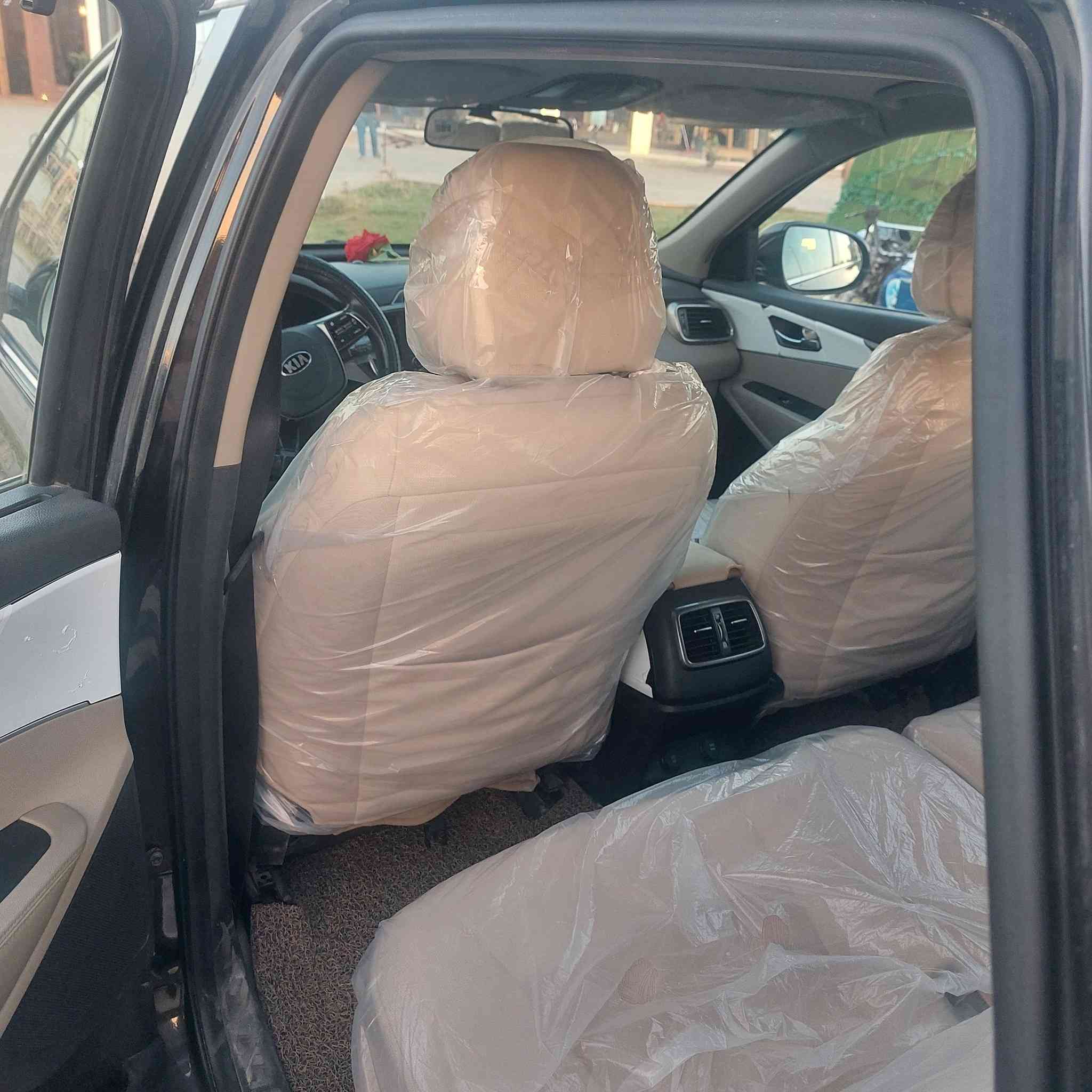 السلام عليكم ورحمة الله وبركاته
سورنتو للبيع موديل 2020 خليجي 
فول مواصفات ما عدا البانوراما 
المحرك 6 سلندر كفالة 
رقم قادسية بسمي 
العنوان الديوانية المركز
ماشيه 79
بيها بس حالوب ومكانين بارد 
مكفولة من الحادث والصبغ 
اكو بارد ما مذكور بالسونار لان صار بعد الفحص ونوهت عليه بالتصوير 
واي استفسار أكثر ومسألة السعر 
اتصل على الرقم *********** ابو عبدالله 
خاص وتساب متوفر تحياتي للجميع
