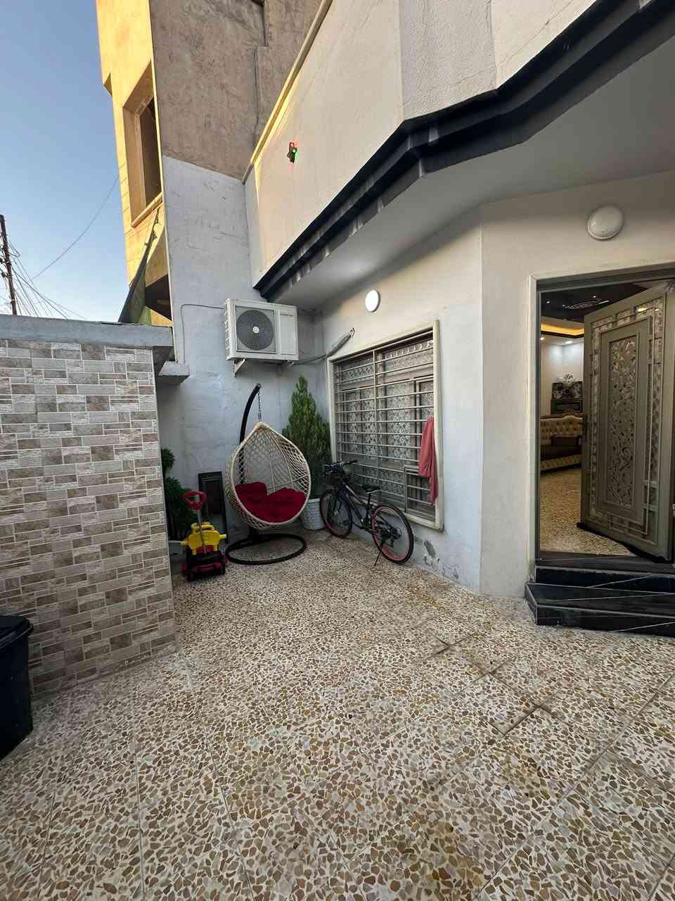 سلام عليكم
بيت 🏠 للبيع في حي عدن موقع مميز من جهت سايدين بكر 
شارع 15 
بناء فول حديث سند طابو الزهور شرط التحويل 
مساحه البيت 🏠 150 متر واجها 7.5 متر 
يحتوي البيت 🏡 ع استقبال وهول وغرفتين نوم 🛌 ومطبخ وصحيات خارجي وداخلي ومناور وكراج سياره وبيتونه 
يحتوي البيت 🏠 ع 
نظام كاميرات 
نظام سبالت 
نظام غسالات 
نظام دشات 
نظام دكتات 
للاستفسار عن سعر البيت 🏡 الاتصال ع الارقام 
***********
***********
