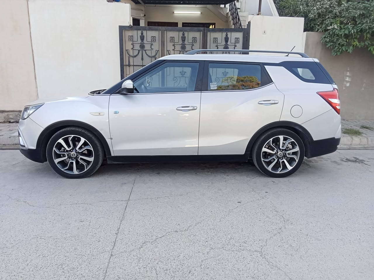 سلام عليكم
سانج يونج لل بيع موديل 2016 

رقم اربيل باسمي 

سنويه جديد 

شرط تحويل 

كير ومحرك كامري بشرط  لا صرف ولا بخار 

سياره كلين بدون ضرر وبدون صبغ 

سياره نضيفه جدا 

مكان السياره كركوك 

🔴السعر 💵105 بي مجال بسيط 

رقم الهاتف ***********اسيا

كورك ***********
