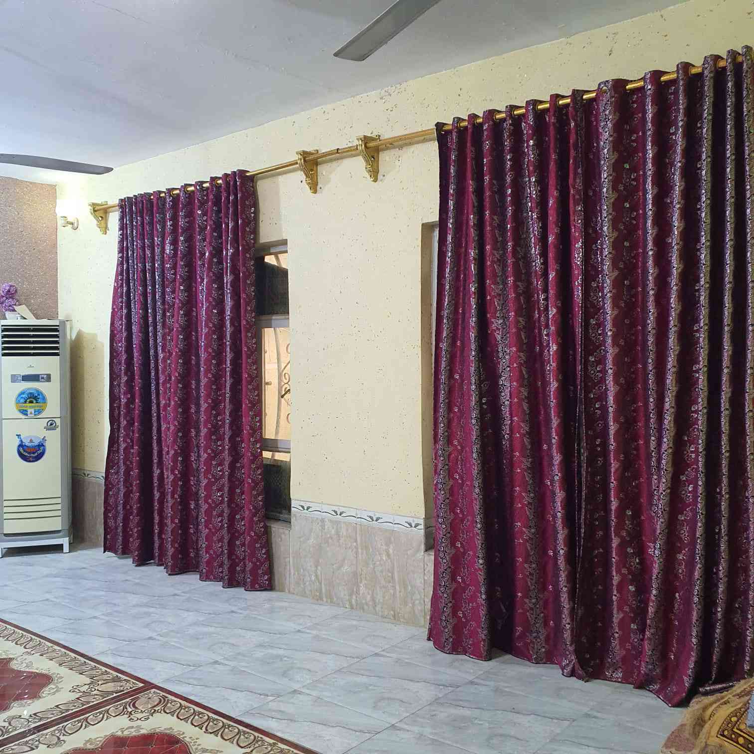سلام عليكم من رخصت ابو الكروب بيت اللبيع طابو زراعي سند ٢٥ مساحة ٢٧٥م يتكون من غرفتين نوم وصالة واستقبال ومطبخ وصحيات داخلية وخارجية العنوان طريق السنية قرب معمل كاشي سيد ابراهيم ابو عميمة يبعد عن شارع العام ١٠٠م الاتصال على الرقم ***********
