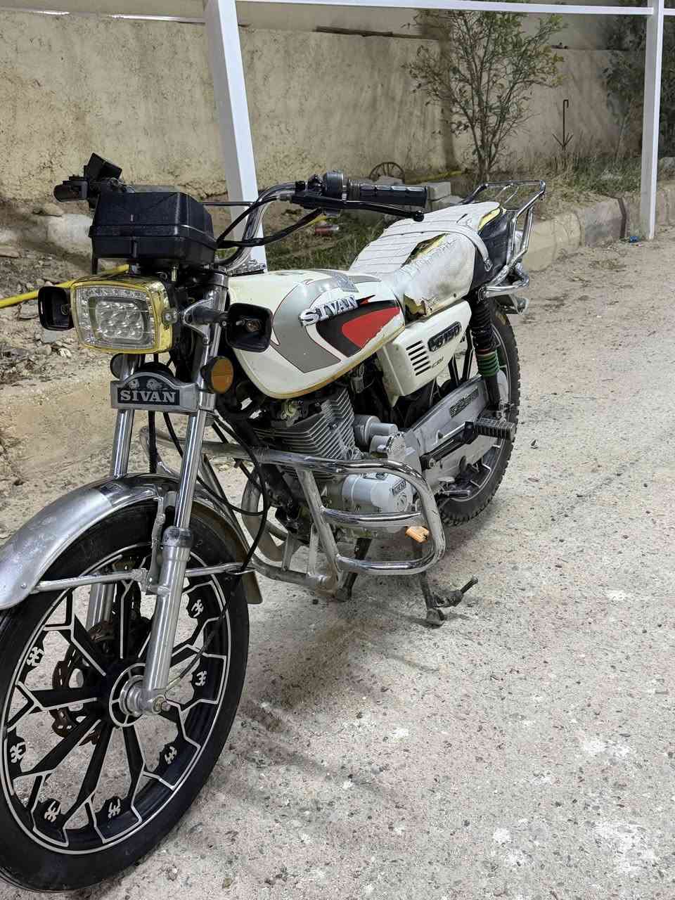 للبيع
ماطور سيفان موديل 22 محدث 24
الاتصال على الارقم 
(***********)
