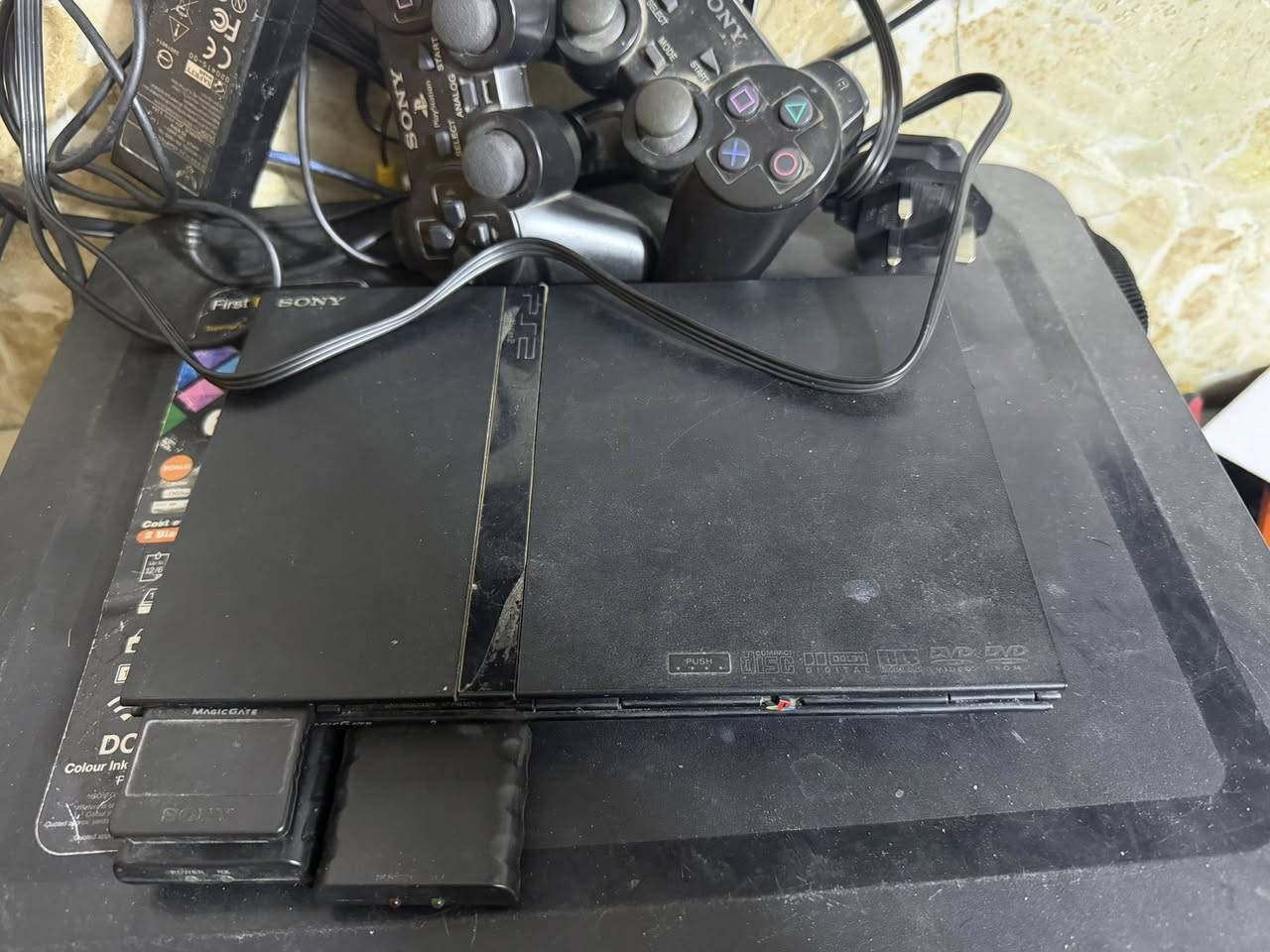 بلي 2 سلم كامل ملحقاته جوستكات وايرليس مهكر بس بدون العاب يحتاج تشتريله فلاش بي العاب و ايضا جهاز العاب كيم ستك ذاكره 64 مليان العاب ثنينهن ب 25 الف شغالات ثنينهن مكاني بغداد الجديده الشراي يتصل *********** سبب البيع متروكات محد يستخدمهن نهائيا
