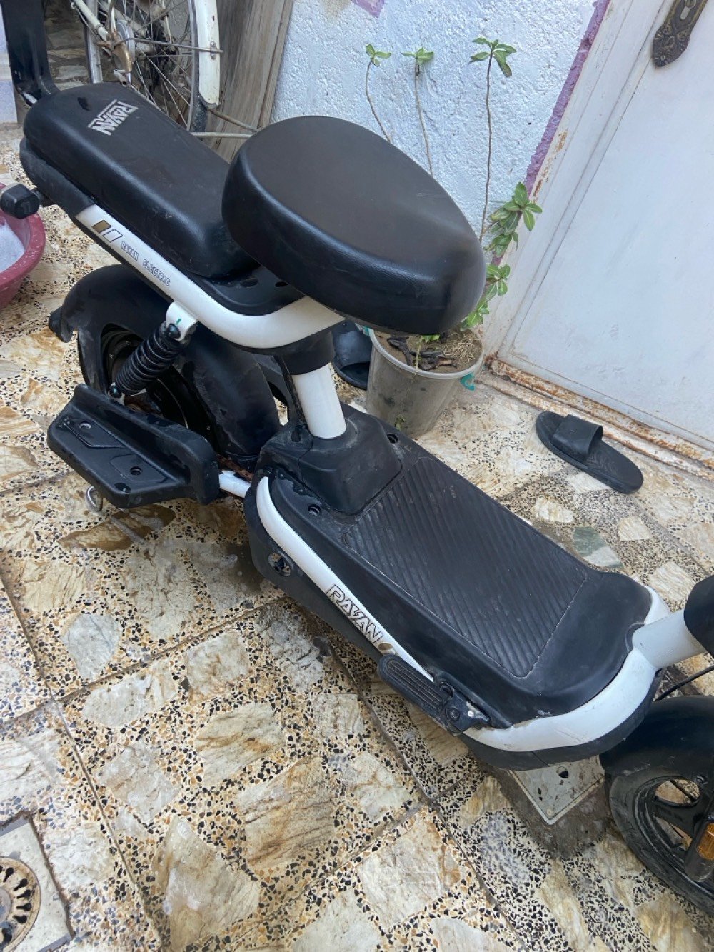 السلام عليكم شباب من رخصه الادمن المحترمين 
دراجه ريان للبيع 
حجم 14 
استعمال قليل 
كلشي شغال 
ملف 500
اشاير شغال كهربائيات كلها شغاله 
بيها نضام الp
تمشي 40 حقيقي 
للتواصل *********** 
مكاني بغداد 
السعر 250 وبيه مجال للطيبين 