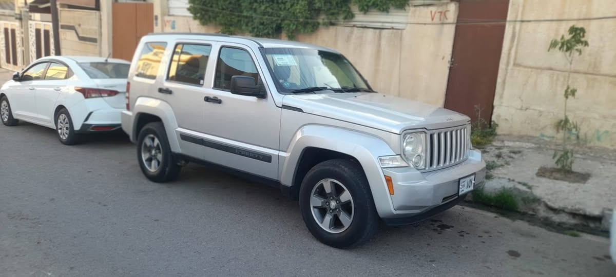 سلام عليكم جيب لبرتي موديل ٢٠٠٨ سياره كلين بدون اي حادث بعدها وضع شركه حتى محرك ما مفتوح رقمها مميز اربع أرقام رقم نينوى حتى الفور ويل شغال ماشيه ١٧٦ الف سعرها ١٢٠ بيع او مراوس هذا رقمي ***********
