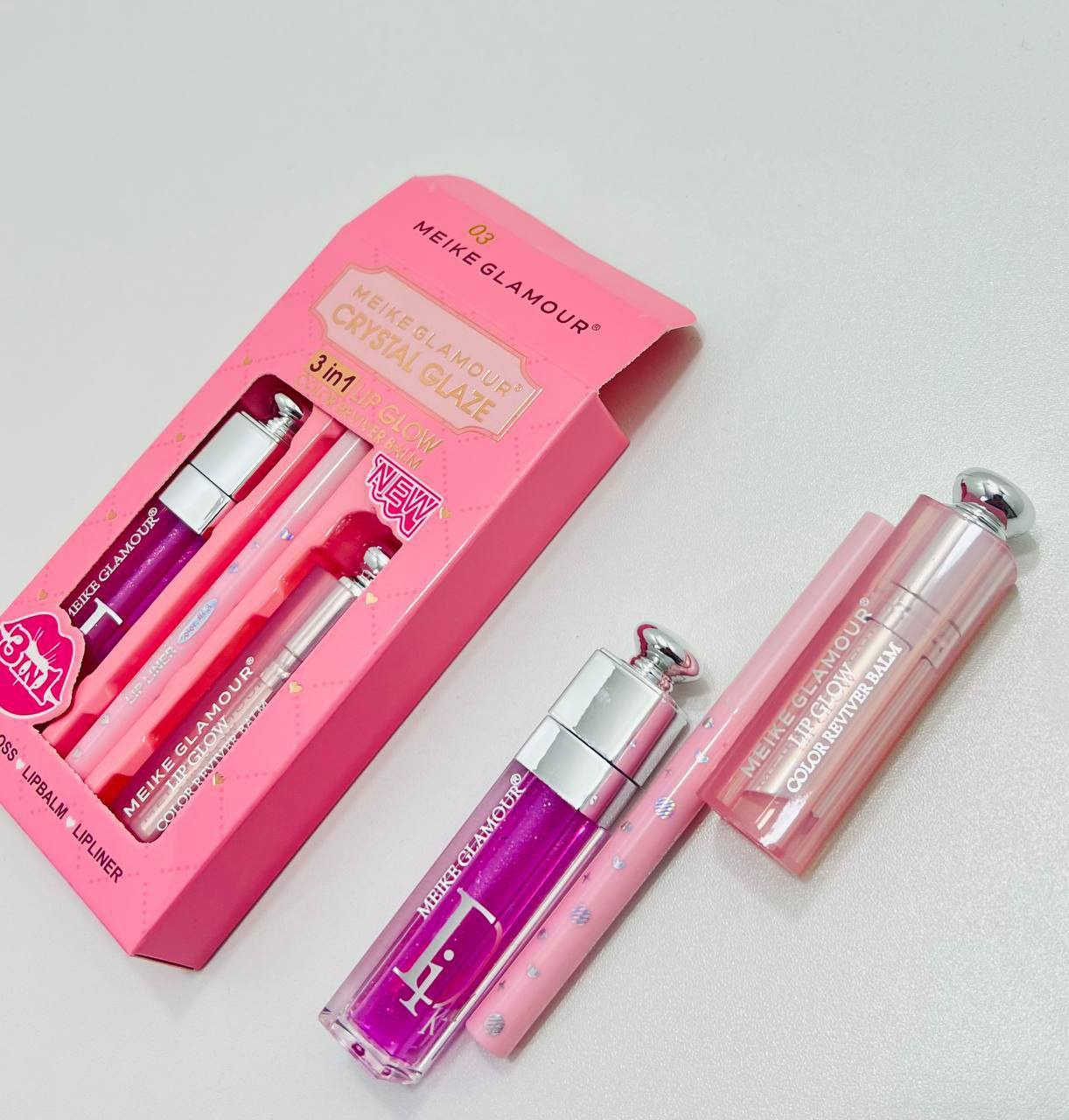 طقم ملمع ومرطب شفاه Meike Glamour هو منتج تجميلي للشفاه يُسوق كمنتج "3 في 1" يجمع بين ملمع الشفاه ومرطب الشفاه ومحدد الشفاه.
تفاصيل المنتج
الاسم: Meike Glamour Crystal Glaze 3 in 1 Lip Glow | Color Reviver Balm.
الوظائف: يوفر المنتج لمعاناً حريرياً (ملمع شفاه)، وترطيباً عميقاً وراحة فورية (مرطب شفاه)، ويحدد الشفاه بلطف (محدد شفاه).
يحتوي على كلوس للشفاه يحتوي على بلسم ذكي يعيد إحياء اللون الطبيعي لشفتيكِ، مما يمنحها نعومة وامتلاءً ولمعاناً كريستالياً جذاباً.
الاستخدام: يتميز بتركيبة خفيفة ومثالي للاستخدام اليومي للحصول على تأثير متوهج فوري.

كلوس ومحدد  ولون شفه

ذني بيهن 4 اشكال 
للحجز والاستفسار راسلينا خاص �
#جنط_نسائية #اكسبلور_العراق #تفاعل #عناية #جمال #بنات #اكسبلورexplore 
#فيسبوك_العراق #بنت_عراقية #مكياج #fyppppppppppppppppppppppp


**إذا كنت صاحب هذا الإعلان وتريد حذفه لأي سبب، رجاءا أرسل رسالة إلى الدعم الفني**