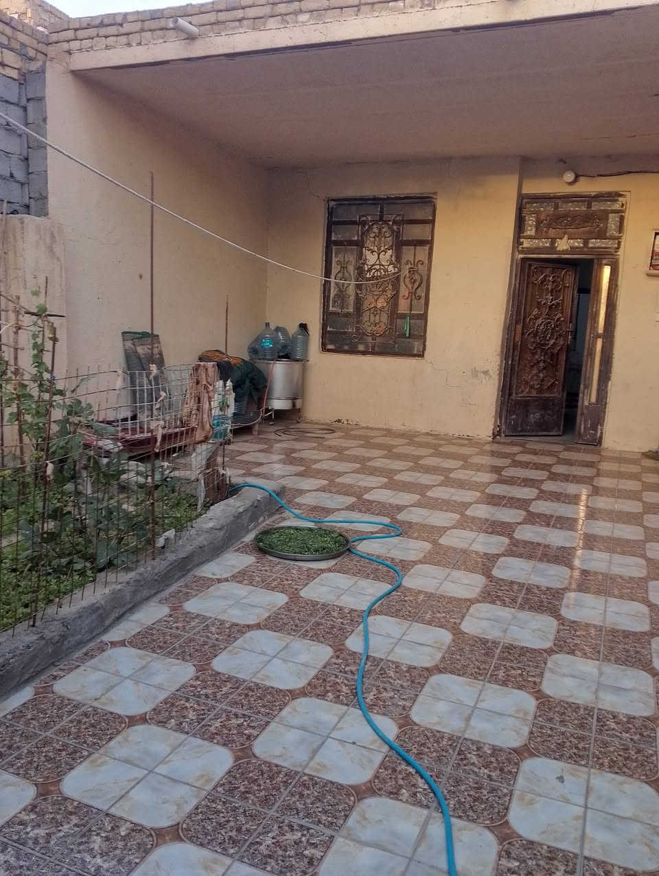 بيت للبيع بطليعه قريب على شارع العام قرب مدرسه الامامين قريب على مستشفى التركي زراعي ماء مجاري كهرباء كلشي متوفر سعره 100 اوبيه مجال مساحة 200 متر الشراي يتصل على هاذا الرقم ***********
