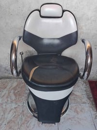 كرسي حلاقة • نضيف • نقص مسند رجل