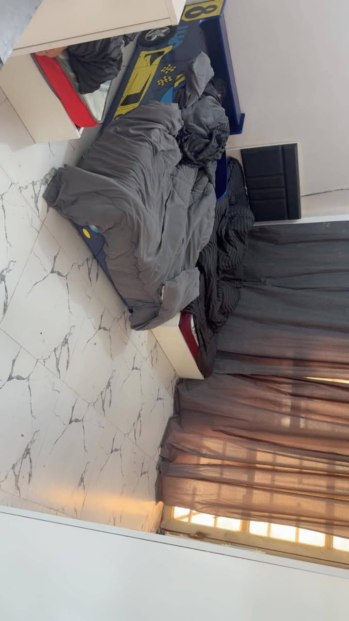 � بيت طابقين للبيع 🏡

✅ يباع عن طريق المبادرة أيضًا – ومناسب للمستلم ماستر كارد.

📍 الموقع: حي الكفاح – الجوبة، على الدجيلي.

🔹 المساحة: 210 م².

🔸 الطابق الأول:

✅ استقبال

✅ صالة

✅ مطبخ

✅ غرفتا نوم

✅ خدمات

✅ حديقة

✅ كراج

🔸 الطابق الثاني:

✅ غرفتا نوم

✅ صالة

📌 مميزات العقار:

✔️ واجهة 10 أمتار.

✔️ أمامه ساحة بمساحة 70 م².

✔️ يطل على شارع خدمي وشارع الحي.

✔️ موقع مميز وهادئ ومناسب للسكن.

📞 للاستفسار والاتصال:***********
