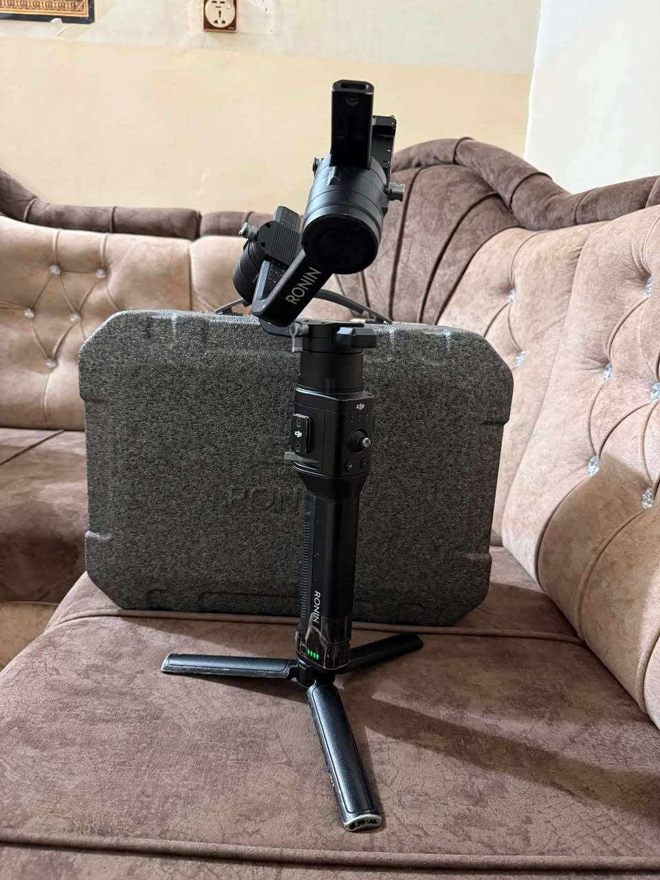 رونين S من شركة DJI
مكان/موصل/تلعفر/رقم التواصل *********** او واتساب نفس الرقم 
سعرها ٣٥٠ بيها مجال بسيط

1-أقصى حمولة (Payload): تصل إلى 3.6 كجم (مما يجعله قادرًا على حمل معظم الكاميرات مع عدسات ثقيلة).
2- أقصى سرعة تحكم: 75 كم/ساعة (عند التثبيت على منصات متحركة كالمصورة أو السيارات).
3- عمر البطارية: يعمل حتى 12 ساعة متواصلة مع بطارية
 سريعة الشحن (RB2 - 2400 mAh).
4-نظام SmoothTrack: يتيح الانتقال السلس بين حركة اليد وحركة الكاميرا في جميع المحاور (Pan, Tilt, Roll).
 5-وضع Sport Mode: يعطي استجابة فورية وسريعة جدًا للمحركات لملاحقة الأجسام السريعة.
 360 Roll (الالتفاف الكامل): إمكانية تدوير الكاميرا 36
 6-وضع الممر المائل (Underslung Mode): الانتقال بسهولة وسرعة من مستوى النظر إلى مستوى الأرض دون حجب الشاشة.
