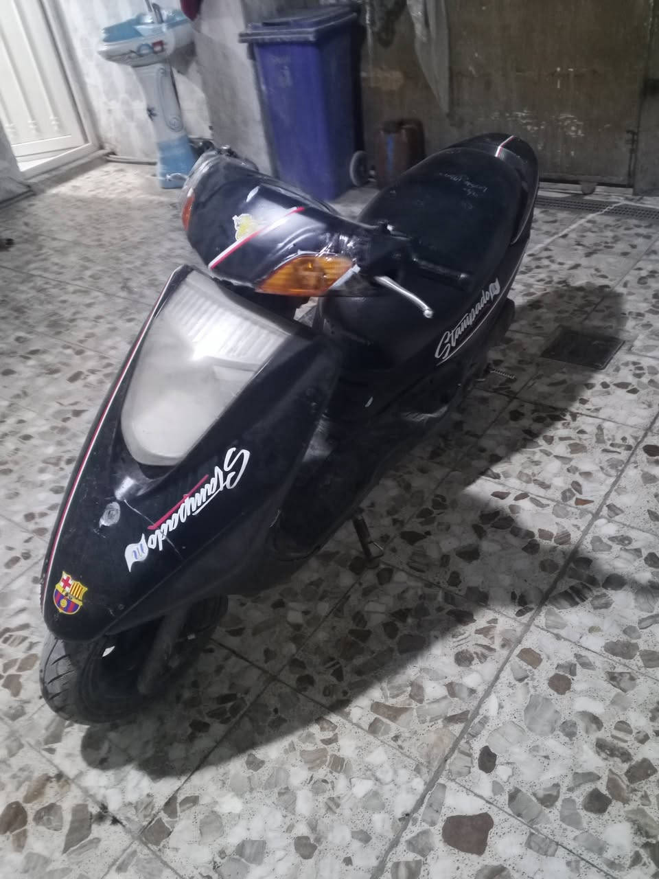 سلام عليكم بريز 140دراجه لون سماي مغلفه اسود مكينه مامفتوحه بس بيه بخار ودخانه اول متشتغل كلجات مال حاويه وكهربايات شغاله عوزه بس باتري سعر 350وبيه مجال حك جيه عنواني بغداد المعامل بستان سامي ***********
