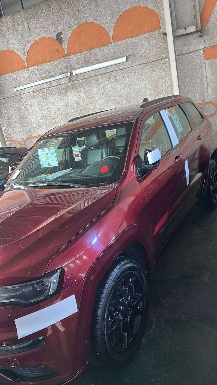 تحيه طيبه السلام عليكم ورحمة
جيب لاريدو S موديل 2022 (خليجي) وكاله هارلم 
مكفوله كفاله عامه السيارة فول نضافة
فول موصفات 
رادار امامي 
بانوراما 
بصمه 
كشنات جلد لون احمر 
كشنات كهرباء 
كشن سايق ذاكره 
تدفى كشنات 
ستيرن كهرباء 
فور يل 
ماوس تغير وضعيات لقياده
باب خلفي كهرباء 
سستم سماعات 
دمام خلفي 
رادار جانبي 
مري جانبيه قلابه وشفط 
نضام اتو ستوب 
نضام اتو بارك
شاشه كار بلي 
كامره خلفيه
تشغيل عن بعد 
لايت زنون ولد نهاري 
زراك لايت 
رقم بغداد دولي باسمي تحويل مباشرة 
،375 ورقه وبيها مجال قليل 
أي استفسار رقم صاحب السيارة 
***********
مكان بغداد البياع
