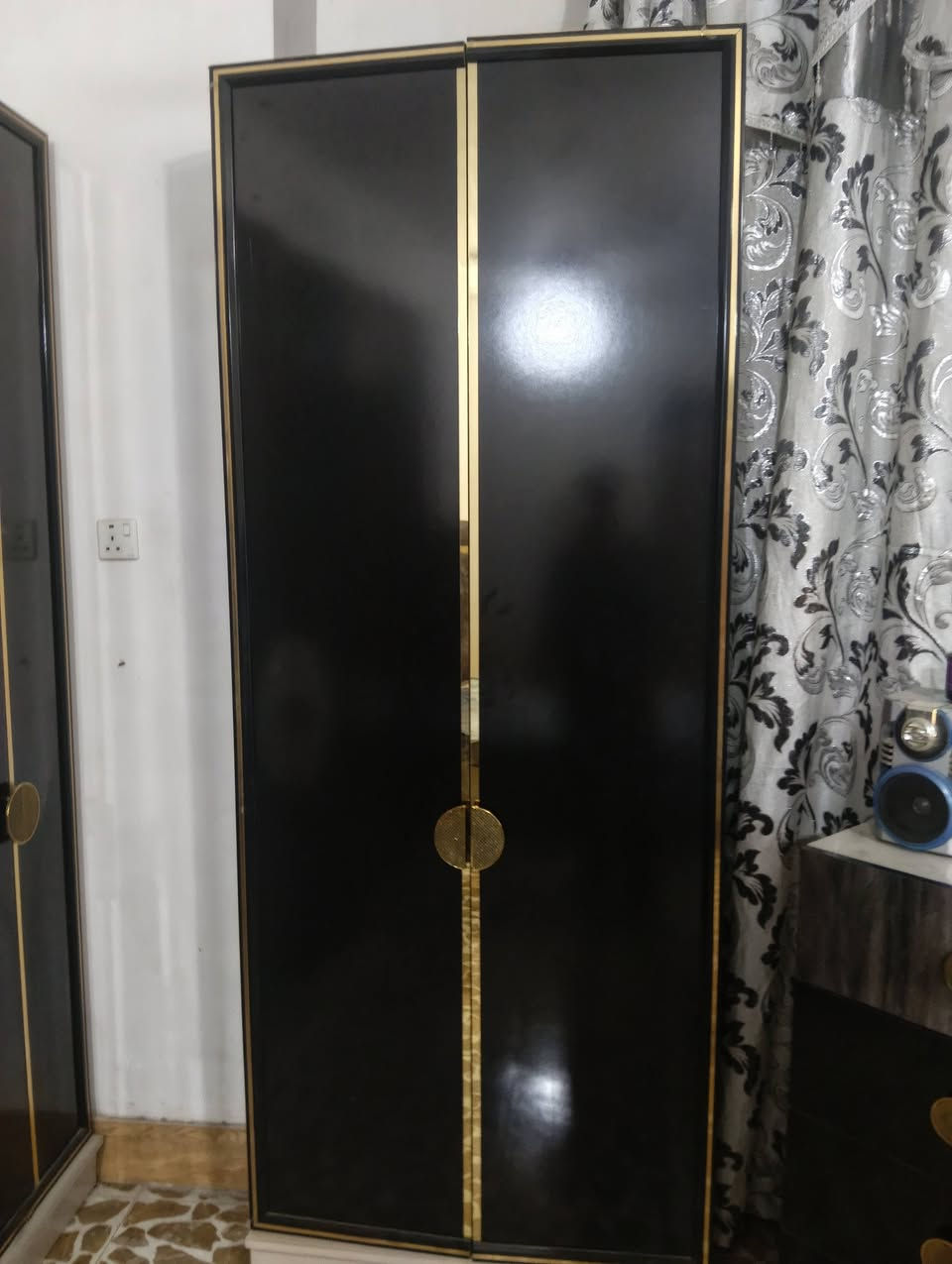 غرفة تركيه نضيفه كلش 10 قطع صبغ حراري اصلي وسرير مخزن  وناره شغاله وبيه كنتور اضافي مال طفل بابين السعر 700 وبيه مجال اتصال علا الرقم/***********/***********/ مكان فلوجه
