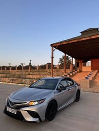 تويتا كامري 2018 رصاصي  مواصفات SE معروف  سيارة بي شبرين صبغ بونيت و ج...