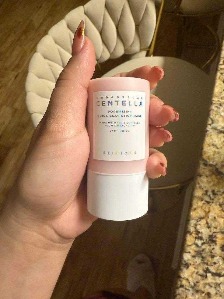 SKIN1004 Poremizing Quick Clay Stick Mask - 27g | سكين1004 🇰🇷🐇
قناع ستيك لتضييق المسام وإزالة الرؤوس السوداء والبيضاء 🪞
طين ناعم ينظف المسام بعمق بدون تهيج.
يحتوي 5 أنواع طين + حبوب فاصوليا حمراء لتقشير البشرة.
مناسب للبشرة الدهنية، العادية والمختلطة.
التـوصيل بغداد 4 ومحافظات 6
⋆﹒⋆﹒⋆﹒⋆﹒⋆﹒⋆﹒⋆﹒⋆﹒🐇💘🕸️
لايك وفولوا للبيج 🫶🏻🥹🌷
#عناية_بالبشرة #روتين_العناية #منتجات_عناية #نضارة_طبيعية #عناية_يومية #منتجات_مضمونة #جمالك_طبيعي #اكسبلور #سكن_كير


**إذا كنت صاحب هذا الإعلان وتريد حذفه لأي سبب، رجاءا أرسل رسالة إلى الدعم الفني**