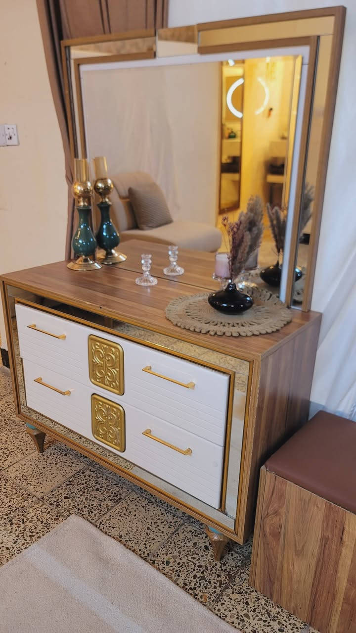 غرفه نوم تركيه نفر 7 قطع نظافتها مثل الصور خشبها ثكيل واناره مكاني بغداد ....
***********..
