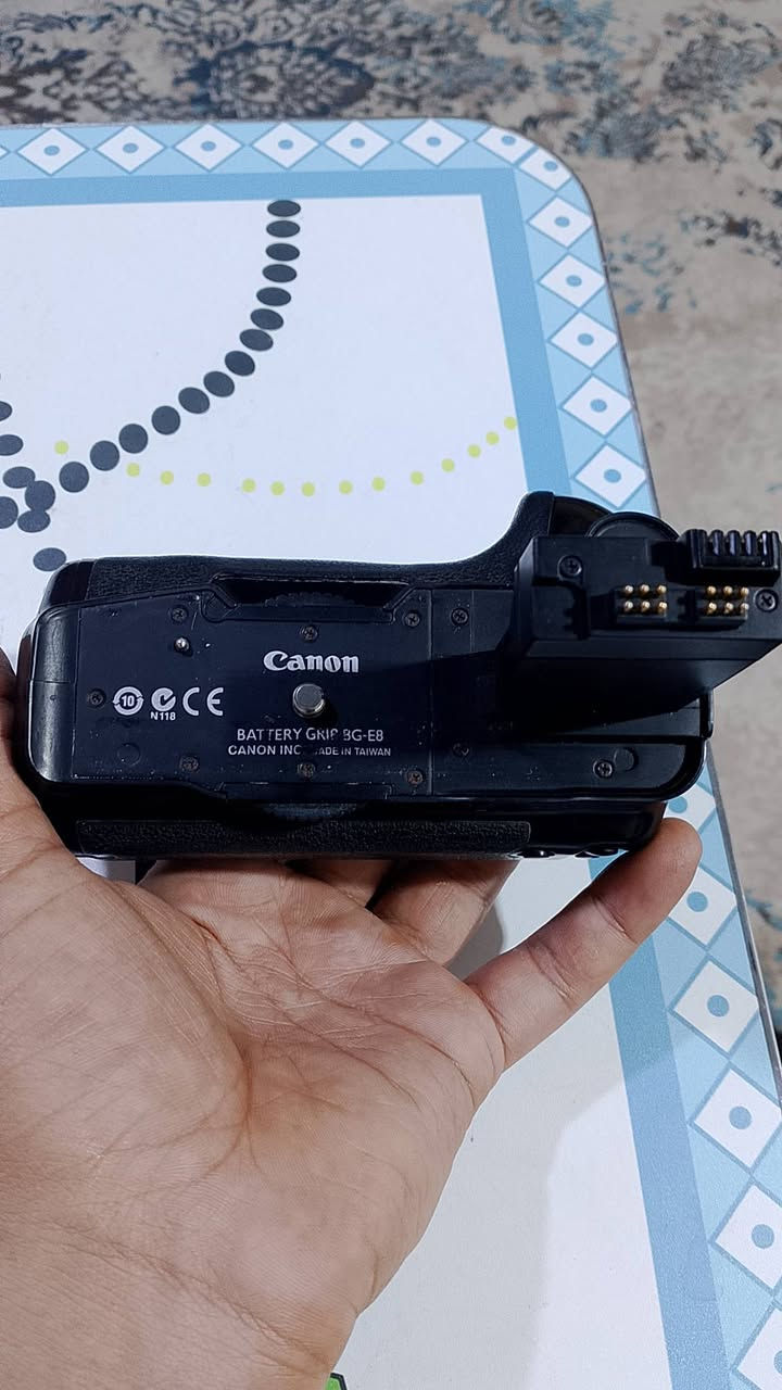 السلام عليكم بيع مستعجل  كاميرا كانون D700 للبيع 
تفيد للتصوير الرياضي 

نضافه 90% شتر 10k
ملحقاتهه عدسة اصلية 55_18

+رام 16 كيكا 

+حزام كتف

+شاحنة اصلية

+بطارية عدد3 

+كراب دبل بطارية الاصلي

+ناقلة صور 4k

بسعر مناسب شراي تعال وبخدمتك 
للتواصل خاص او واتساب
***********
