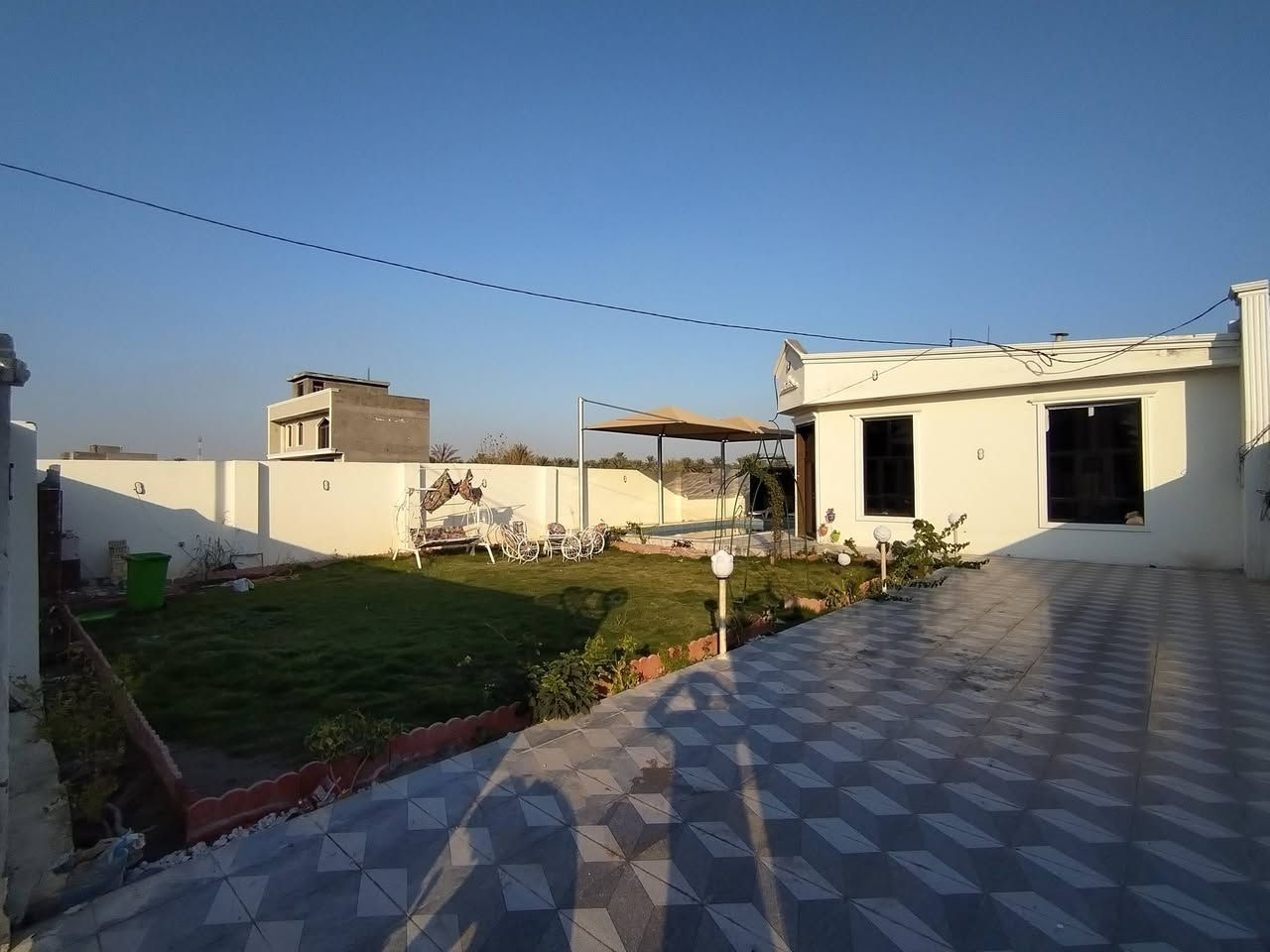 مرزعة للبيع المساحة ٥٠٠م الواجهة ١٦ونص ، نزال ٢٧ ، المزراعة تحتوي على مسبح + بيت بناءحديث يتكون غرفتين نوم  ومطبخ واستقبال وحمام، المزرعة تحتوي كراج وحديقة واسعة العنوان بغداد الدورة مدخل البوعيثه قرب مدرسة الاحرار للتواصل الاتصال على    هاتف*********** 
***********
