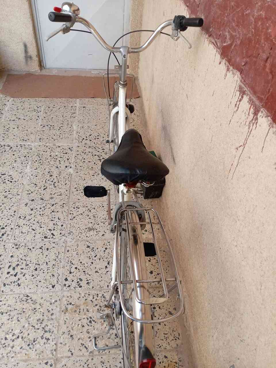 ♦️ سلام عليكم بايسكل بنات للبيع بايسكل.

🚲 حجم 27.
🚲 موديل 2015.

♦️ بايسكل كامل مكمل ماناقسة شي.
♦️ بريكات امامي وخلفي شغالات.
♦️ ويل امامي حساس شغال بس عوزة كلوب.
♦️ نضافة::90 ٪100 وكما موضح في الصور.

💵 سعره 80 وبي مجال.
🗺️ عنوان كوت حي الحكيم شارع علاء غريب.
👈 للاستفسار اكثر اتصال على رقم
☎️ *********** ☎️
☎️ *********** ☎️
