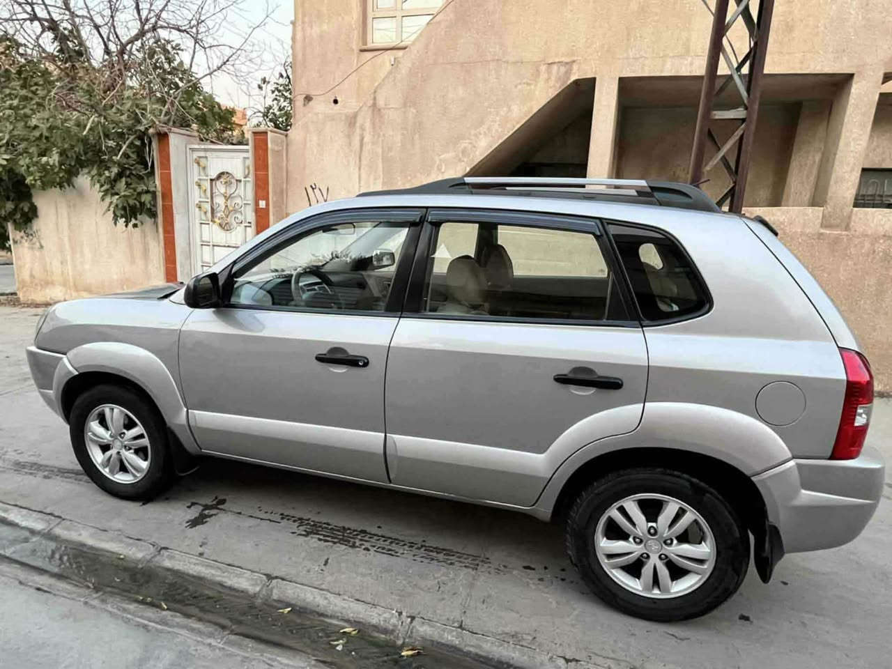 للبيع توسان 2009 كوري محرك 2000 ماشيه 143 ألف حقيقي السيارة بسمي ضررها فقط يم قبغ البانزين للتواصل ***********
