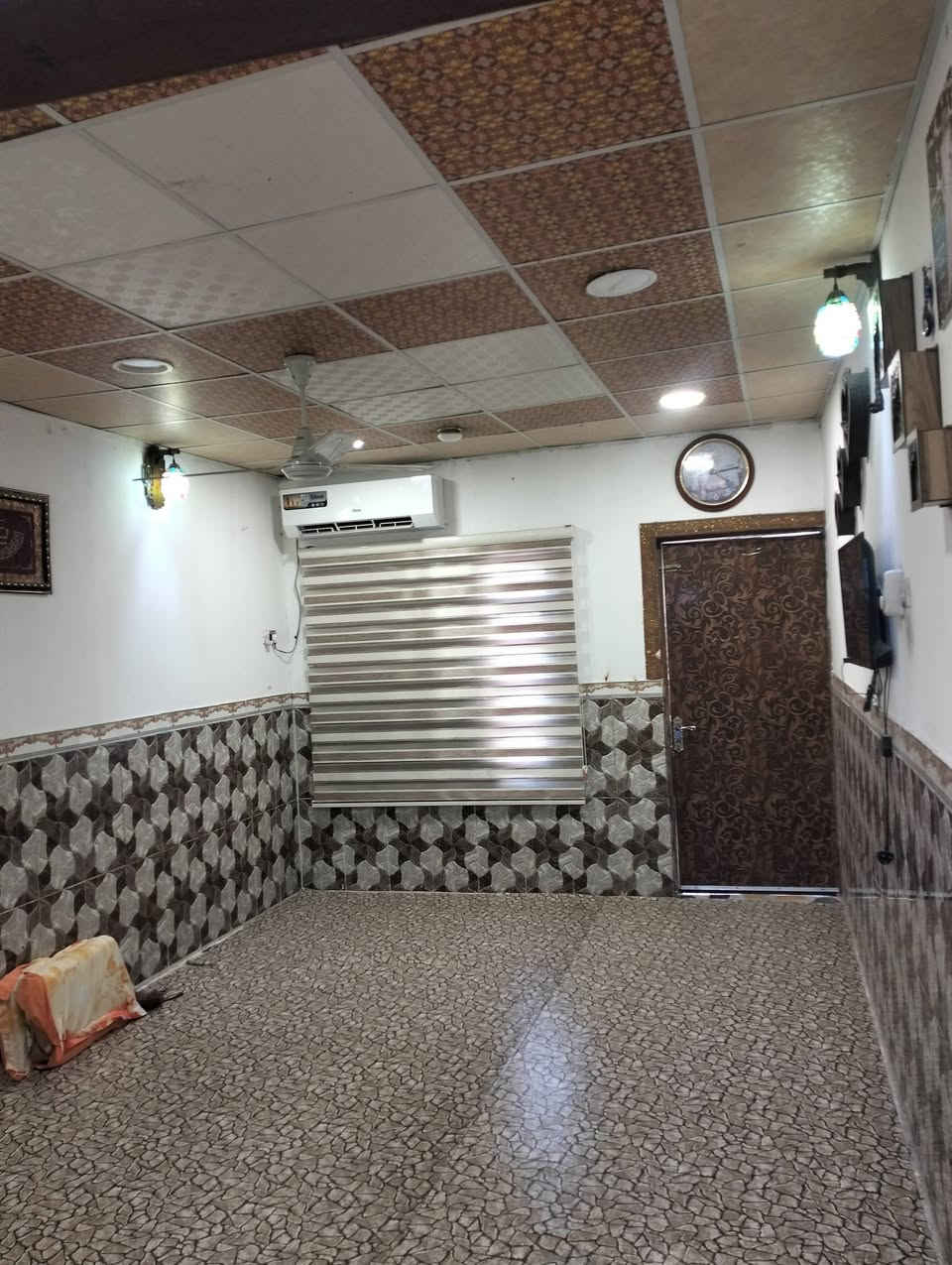 السلام عليكم بيت للبيع القبله حي القائم قريب سوق المصطر على شارع 20 متر المساحة 100
متر طابقين الطابق الارضي كونكريد الطابق الثاني ساندويج السعر 115 مليون  هاتف ***********

