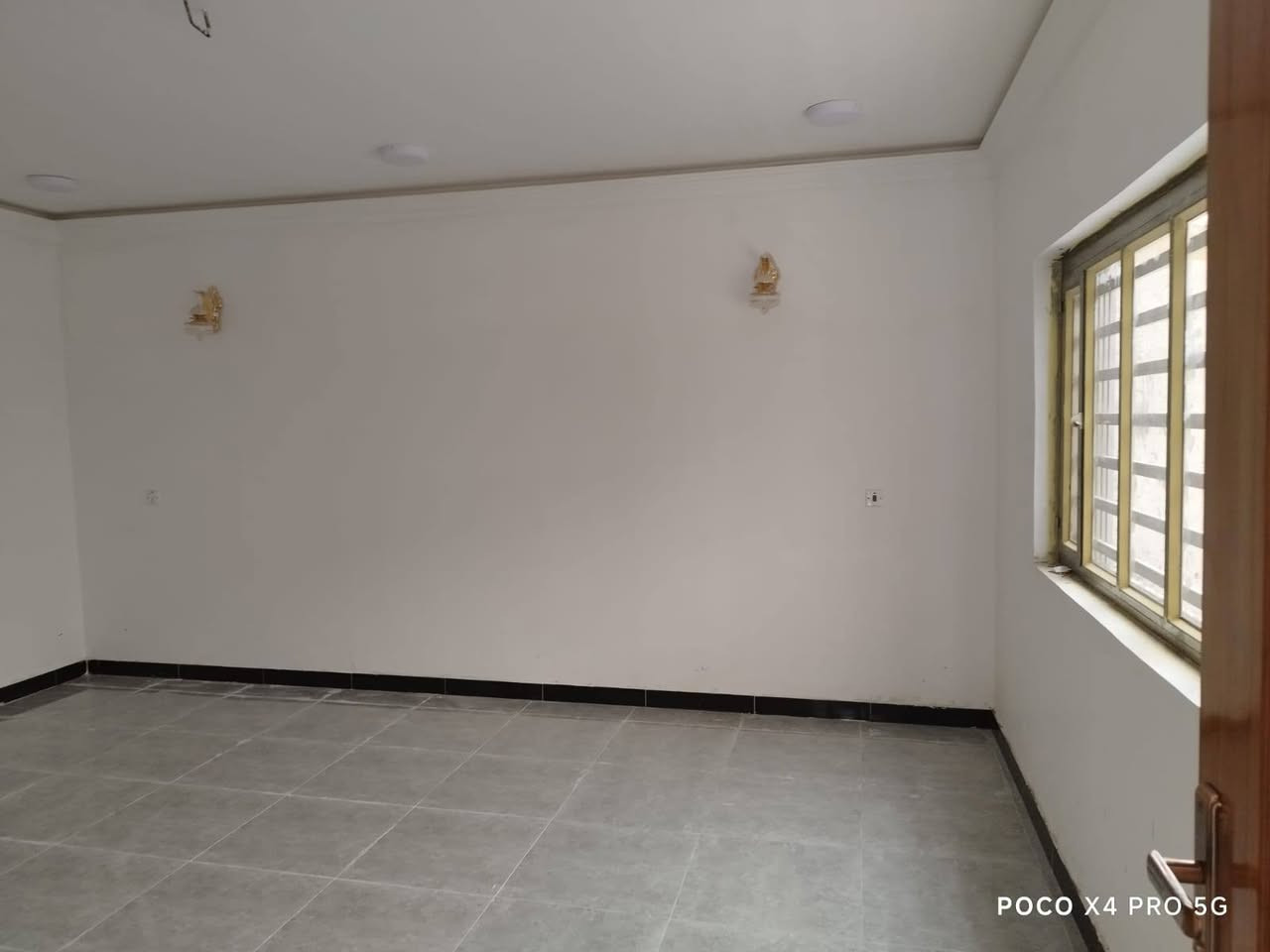 السلام عليكم بيت بلاحرار للبيع طابق واحد 200م للبيع
***********

