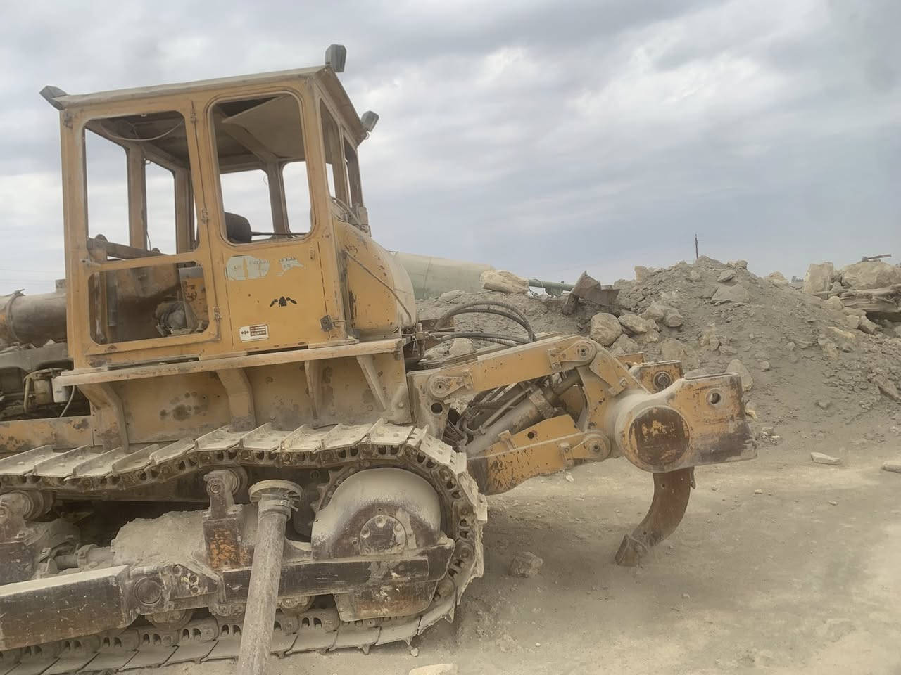 يا الله سلام عليكم عندي هاي بلدوز البيع محرك جديد هس توني مصعده حجم85 مكينه شغله وخير من الله ***********
