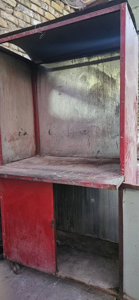 السلام عليكم شباب عندي كشك مال چاي او يستخدم الئ اي شي الارتفاع مترتين والعرض متره وربع السعر عل رقمي *********** واني خادمكم
